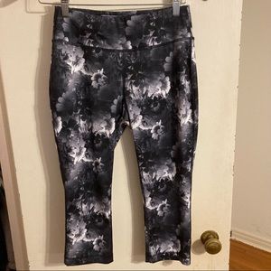 Floral gray/black/white capri leggings